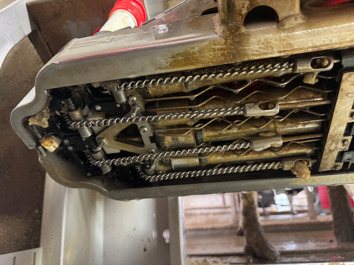 Teat cup replacement chain for sand
